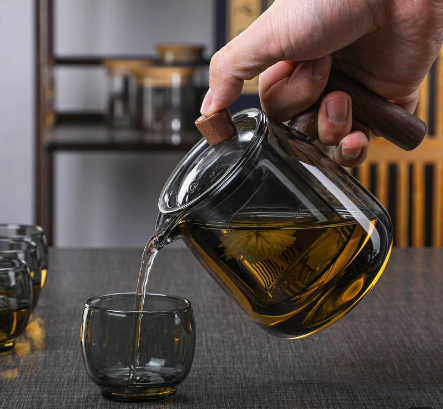 Tetera de vidrio y 4 tazas de té